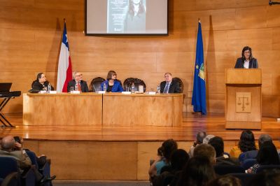 Senadora Gladys Camacho enuncia un discurso en la ceremonia de premiación