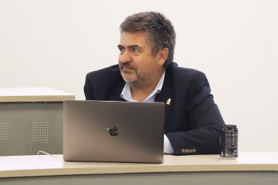 Sergio Olavarrieta, vicerrector de Asuntos Económicos y Gestión Institucional, señaló que para que la Universidad logre un estado financiero que le permita ahorrar o invertir en mayor medida, proyectándose a futuro, requiere establecer un presupuesto de largo plazo (2025-2030) y modificar su modelo financiero”.