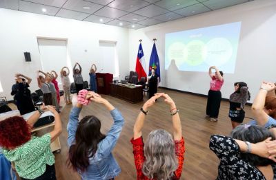 La Senadora Mirliana Ramírez impartió el taller “Conexión y Voz: gestiona, siente y comunica”, cuyo propósito era entregar herramientas a las participantes para gestionar sus emociones y comunicar ideas de manera clara y persuasiva en contextos de liderazgo.