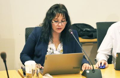 Gloria Tralma, presidenta de la Comisión de Presupuesto y Gestión del Senado Universitario, fue la encargada de presentar al pleno el informe elaborado por esta instancia.