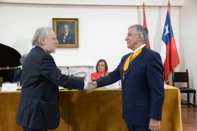 El Dr. Lavandero junto al presidente saliente del Instituto de Chile, profesor Joaquín Fermandois.