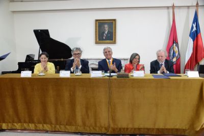 El Senador Universitario Sergio Lavandero junto al resto del Comité Directivo del Instituto de Chile.