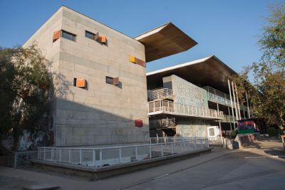 Fachada del Instituto de la Comunicación e Imagen