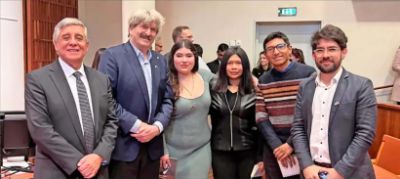 Tras la reunión con los ganadores del Nobel de Medicina, se tomaron esta foto el profesor Sergio Lavandero, el investigador y Nobel 2024 Gary Ruvkun, los estudiantes Francisca Ulloa, Michelle Manzanares y Yamil Niño de Guzmán, además de Gustavo Monasterio, vicepresidente de Aichis.