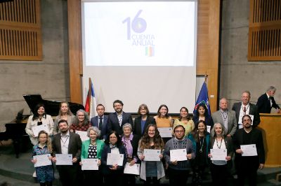 Durante la ceremonia los/as senadores/as salientes recibieron un reconocimiento simbólico por parte de la Rectora Rosa Devés. 