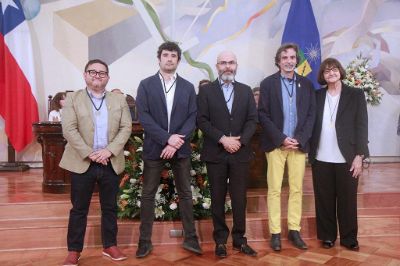 Senadores reciben Medalla Andrés Bello