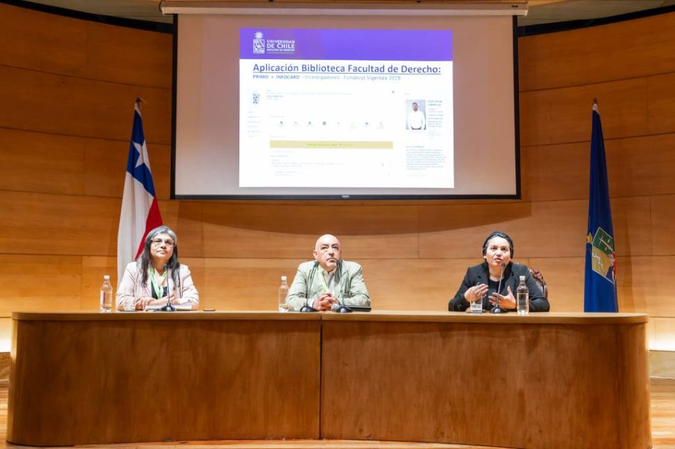 Carolina Maulén (Biblioteca de Derecho), José Contreras Mena (SISIB) y Esther Jeria (Biblioteca de Derecho).