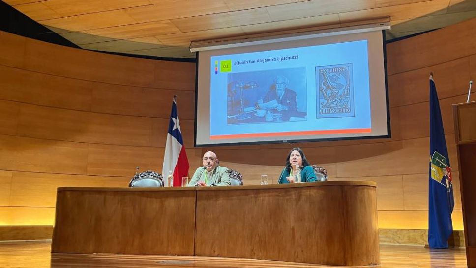 José Contreras Mena (SISIB) y Jeannette García (Biblioteca de Filosofía).