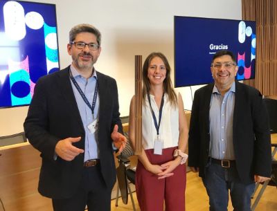 José Inostroza, director de la Secretaría de Gobierno Digital; María Isabel Silva Vial, asesora de Experiencia de Servicios Digitales de la SGD; y Alejandro Morales Vargas, jefe de Medios Digitales de SISIB.