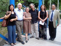 En la foto, de izq. a der., la Profa Olga Grau, el Decano, Jorge Hidalgo, la académica Patricia Bonzi, el Prof. Fernando Longás (UMCE), la Profa Rosa Riquelme (REPROFICH) y Carlos Eugenio Beca (CPEIP)