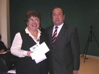 Primer Lugar del concurso ¿Lema de Seguridad de la Facultad de Odontología¿, Sra. Oriana Peña P., junto al Dr. Julio Ramírez.