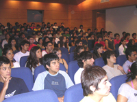 Los mechones repletaron el Aula Magna de la Facultad de Odontología con el interés de presenciar la Clase Magistral del Decano Julio Ramírez.