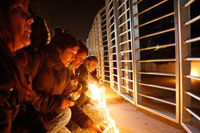  Numerosas han sido las expresiones de cariño para el rostro televisivo y equipo de TVN, a las afueras del canal.