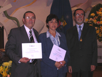 De izq. a der.: Dr. Luis Godoy, Director Clínica Odontológica Universidad de Chile; Rector, Prof. Víctor Pérez; y Eugenia Cárdenas, secretaria de la Facultad de Odontología.