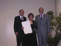 La Prof. Dra. Susana Encina  recibió el galardón de manos del Vicerrector Académico de la U. Andrés Bello, Dr. Exequiel González, y del Dr. Felipe Stanke, Decano de Odontología de la misma universidad