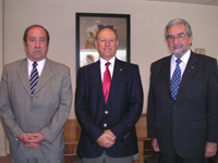 En la fotografía, de izquierda a derecha: Decano Prof. Dr. Julio Ramírez; Prof. Dr. Gregory Seymour y Vicedecano, Prof. Dr. Francisco Omar Campos.