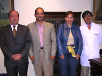 Decano Julio Ramírez; Sr. Julio Zamudio, representante de Zimmer para América Latina; Sra. Mª Teresa Ávila, Gerente General de Zimmer en Chile; y Dr. Luis Felipe Jiménez, Dir. de RR.II. de la Facultad