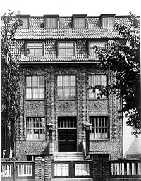 Fachada de la biblioteca que Warburg formó mediante la cesión de su derecho de primogenitura a su hermano.