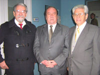 En la fotografía, de izq. a der.: Dr. Francisco Omar Campos, Vicedecano; Dr. Julio Ramírez, Decano y Dr. Raúl de la Sotta, Director de la Escuela de Graduados