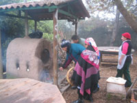 En su perspectiva ecológico-étnica, el jardín favorece la educación multicultural y la elaboración de alimentos de manera natural.