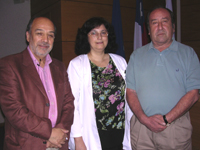 En la imagen, de izq. a der.: Dr. Daniel Wolff, Director Académico  de Investigación de VID; Dra. Blanca Urzúa, Directora de Investigación y Dr. Julio Ramírez, Decano de la Facultad de Odontología