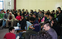 Las decisiones de los Consejos fueron precedidas por instancias de discusión y análisis. En la foto, una asamblea biestamental realizada en la Facultad de Filosofía y Humanidades.