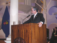 En representación del Decano de la Facultad de Odontología, Prof. Dr. Julio Ramírez, el Vicedecano, Dr. Omar Campos, encabezó la ceremonia de Titulación.