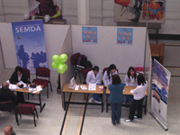 Durante la Jornada, las futuras odontólogas de la Chile realizaron actividades de educación, prevención y promoción de la salud oral entre los estudiantes, académicos  y funcionarios.