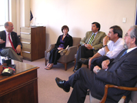 Dr. Seymour  y Dra. Mary Cullinan; Dr. Luis Felipe Jiménez, Dir. de Relaciones Internacionales; Dr. Jorge Gamonal; Dir. del Departamento de Odontología Conservadora y Dr. Omar Campos, Vicedecano.