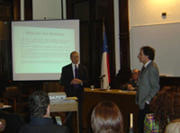 Exposición del Prof. Michael Wasylenko,  traducida simultáneamente del inglés al castellano por el profesor Leonardo Letelier, Director de la Escuela de Postgrado del INAP.