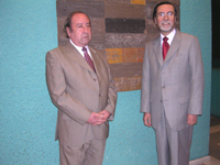 Decano Julio Ramírez Cádiz y Rector Prof. Víctor Pérez Vera junto a parte de la muestra del I Salón de Arte Invierno 2007