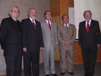 Prof. Francisco Brugnoli, Vicerrector de Extensión; Dr. Jorge Las Heras, Prorrector; Prof. Víctor Pérez, Rector; Dr. Julio Ramírez, Decano de Odontología y Dr. Francisco Campos, Vicedecano 