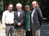 En la fotografía, Juan Pablo Izquierdo junto a Jorge Gaete, Director (s) del Dpto. de Artes Visuales y a los académicos del DAV que organizaron la actividad, Beatriz Espinoza e Iñaki Urribarri.