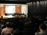 Alrededor de cien personas llegaron hasta la sede Las Encinas de la Facultad de Artes para conocer los libro "Línea Agua" de Jorge Gaete, y "Las obras y sus relatos II" de Sergio Rojas.