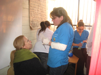 Estudiantes de Odontología durante las atenciones realizadas en el operativo de salud, el 14 de julio en el colegio Ann Marie Roosevelt de Recoleta.