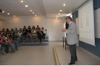 El Dr. Luis A. Raggi, Director de Pregrado, da la bienvenida y explica a los alumnos aspectos relevantes de la carrera de Medicina Veterinaria