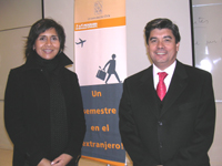 Alejandra Meneses, coordinadora del Programa de Movilidad Estudiantil de Casa Central de la Universidad de Chile, junto al Prof. Dr. Luis Felipe Jiménez.