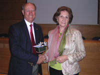 Prof. Dr. Gregory Seymour, Decano de la Facultad de Odontología de la Universidad de Otago, Nueva Zelanda; y Prof. Dra. Susana Encina, Directora de la Escuela de Pregrado de la Facultad de Odontología