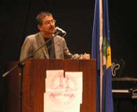 Abel Carrizo-Muñoz oficiando como anfitrión y maestro de ceremonias, dio una cálida y afectuosa bienvenida a los nuevos estudiantes del magíster.