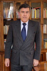 Hemos optado por la creación de un nuevo Magíster, enfocado en competencias profesionales en las áreas de estrategia internacional y comercio internacional", dijo el Director del IEI José Morandé. 