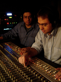 En la fotografia, Jorge Véliz y Fernando Rojas, locutores del programa "Estudio Dos", que se emitirá por primera vez este miércoles 24 de septiembre.