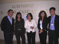 En la fotografía de izq. a der.: Dr. Jorge Gamonal, Director del Departamento Odontología Conservadora;  Dra. Cecilia Hidalgo; Sra. María Elena Boisier, Directora Fondecyt; Dr. Hernán Palomino