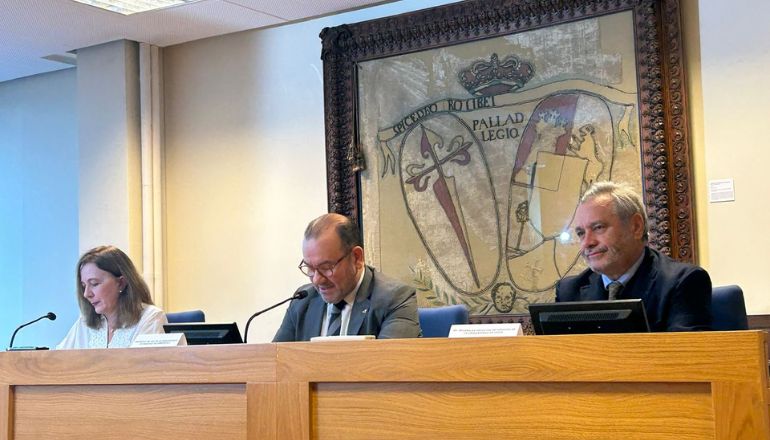 Decana Ana Gude, Rector Antonio López y Decano Pablo Ruiz-Tagle.