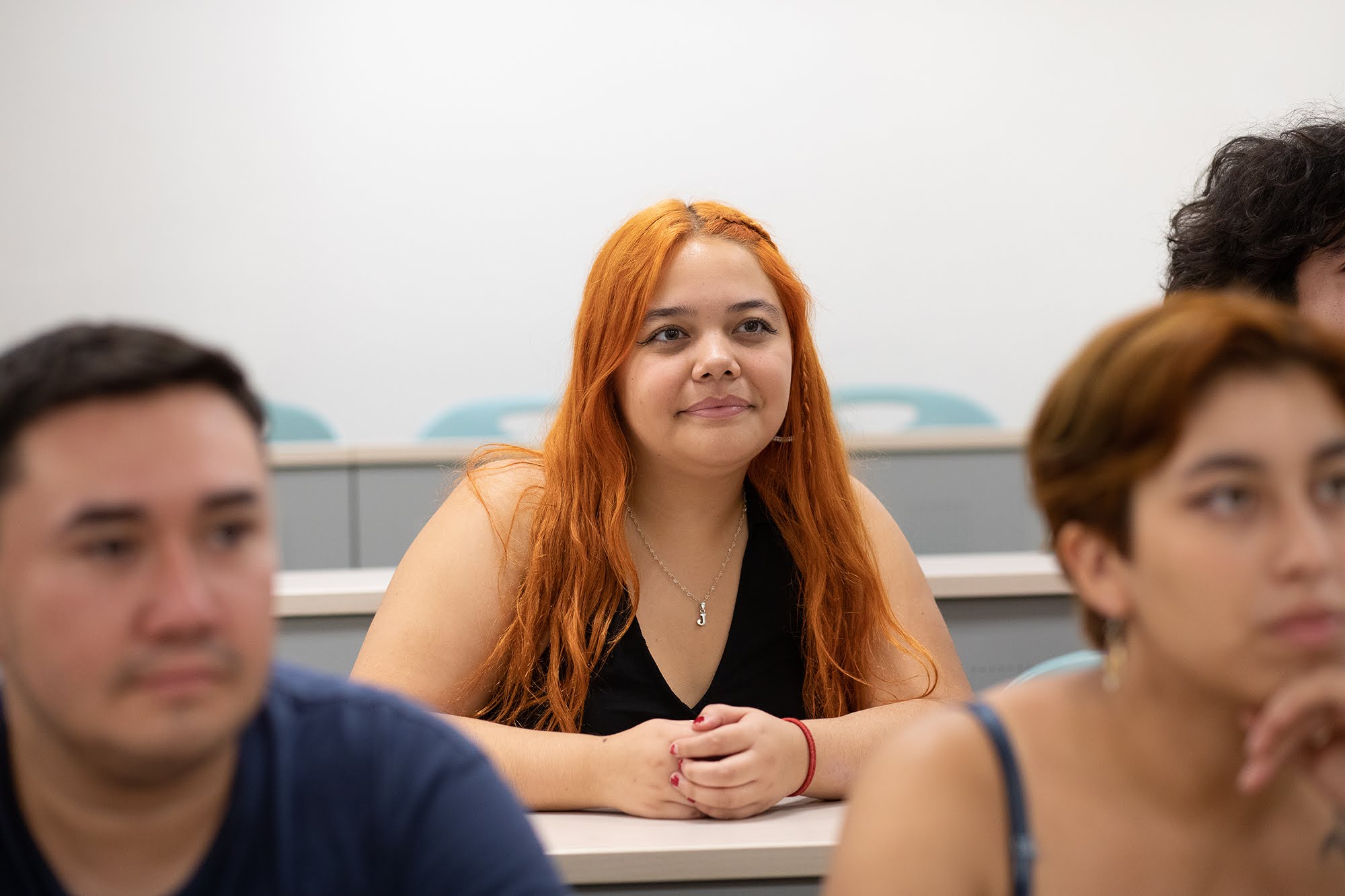 En la foto, tres estudiantes tomando atenciòn 