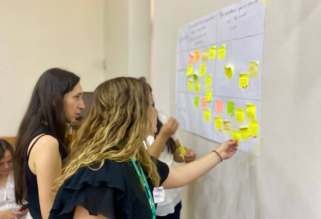 A través de mesas de trabajo temáticas, los participantes discutieron sobre los aspectos positivos, vacíos y desafíos visualizados en el Convenio.