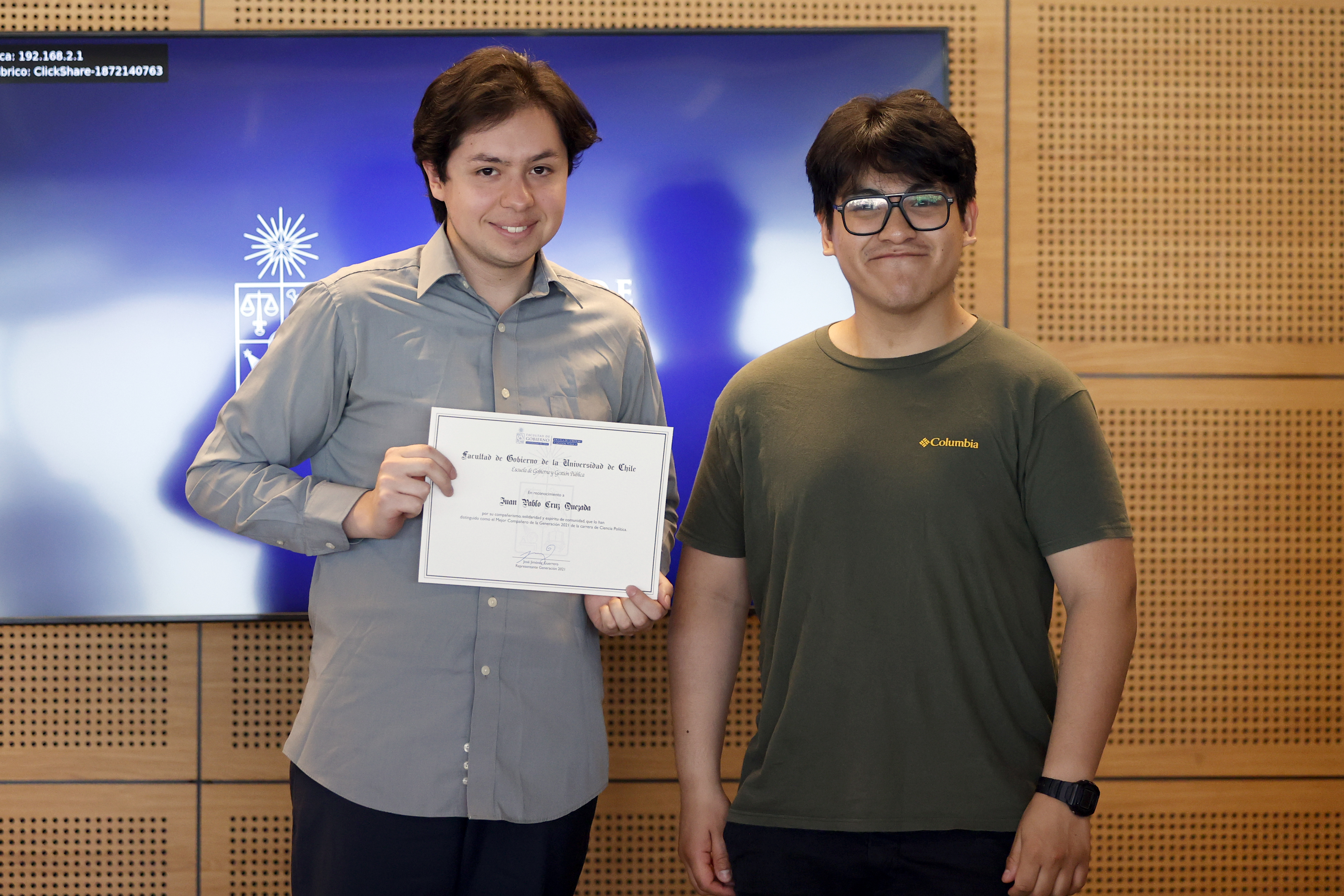 José Jiménez, representante generación 2021 Ciencia Política, junto a Juan Pablo Cruz, reconocido con el premio a mejor compañero.