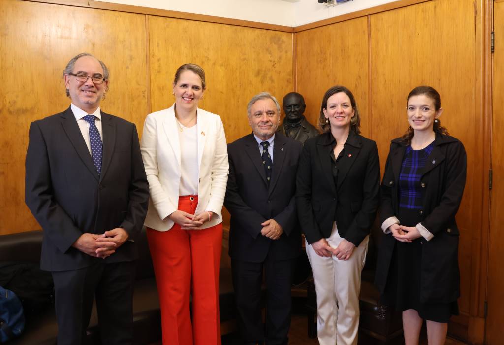 De izq. a der. Prof. Luis Valentín Ferrada; la Embajadora de Canadá en Chile, Karolina Guay, el Decano, Pablo Ruiz-Tagle; la consejera política de la Embajada de Canadá en Chile, Melissa Cardinal; y la prof. Carolina Flores.