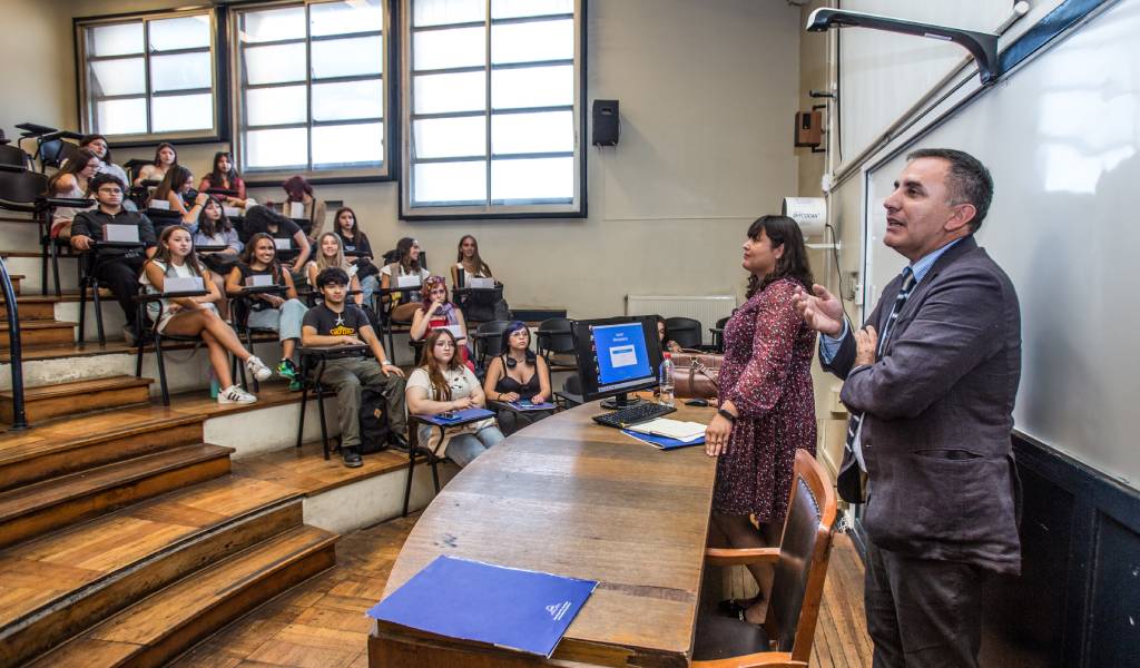 Los nuevos estudiantes se reunieron con profesores y parte del equipo directivo para conversar aspectos importantes del inicio de su vida universitaria.