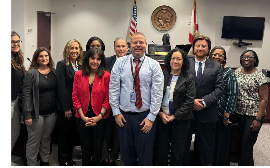 Delegación chilena junto a funcionarios de la Corte del Condado de Hillsborough.