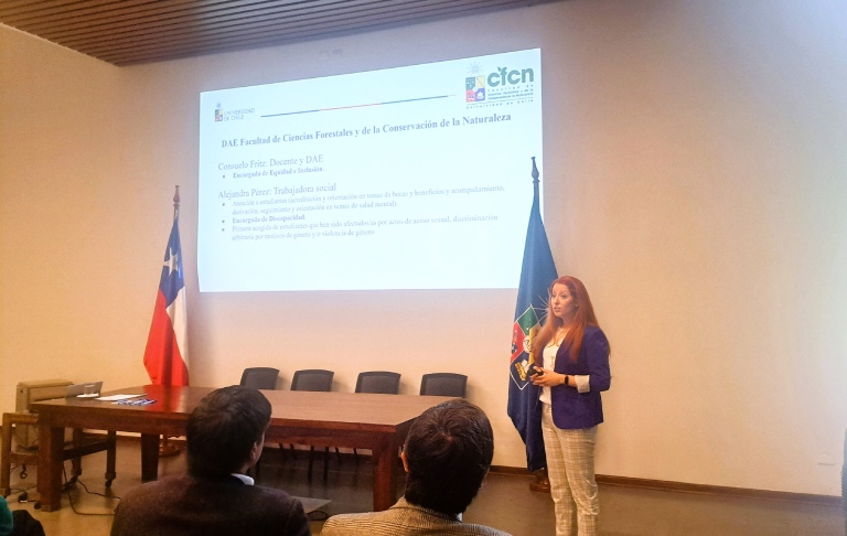 La profesora y Directora de Asuntos Estudiantiles (DAE) de la FCFCN, Consuelo Fritz durante la exposición.